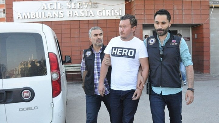 Τουρκία: Αν φοράς μπλουζάκι που γράφει «ήρωας» συλλαμβάνεσαι ως «γκιουλενιστής»